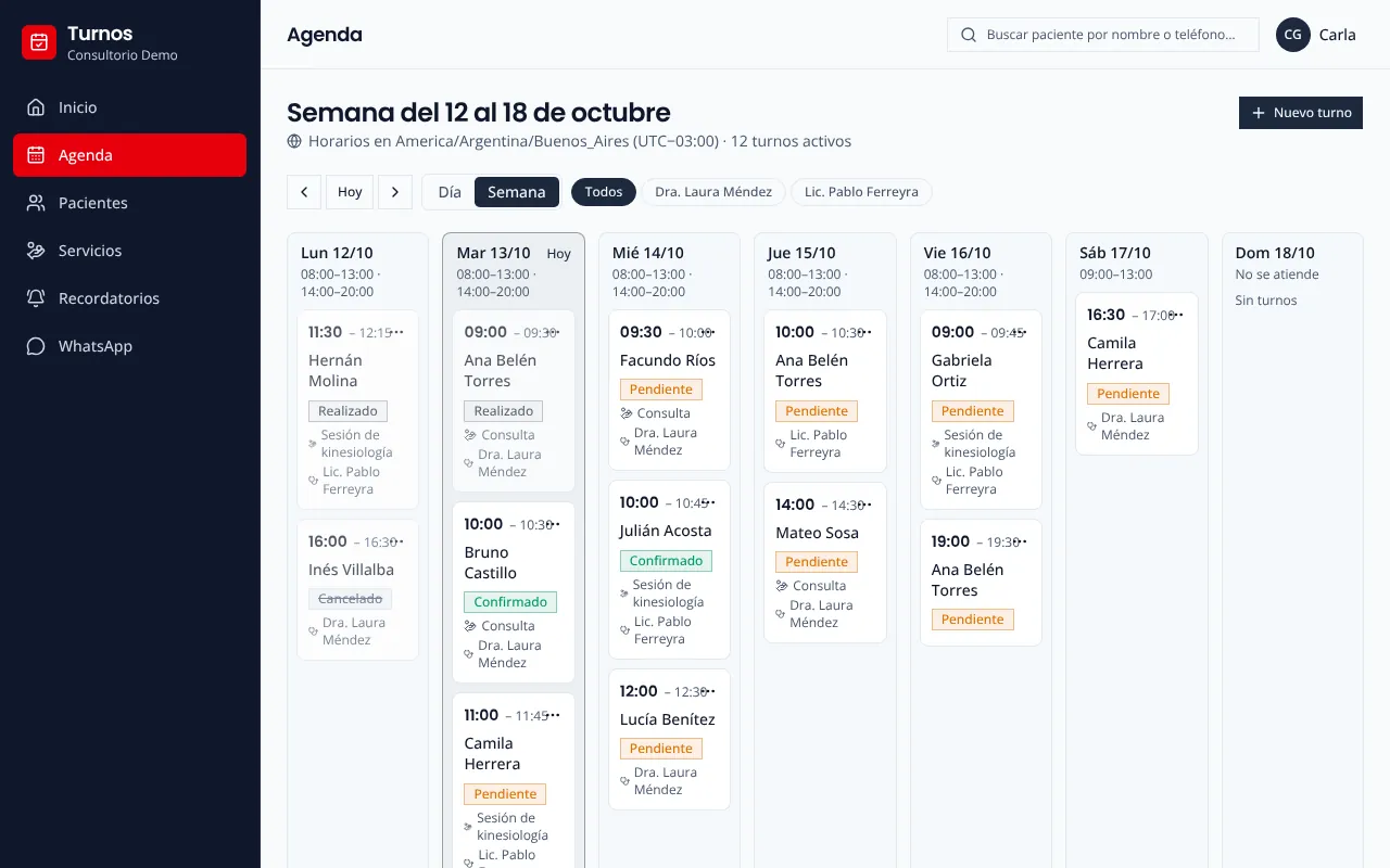 Captura de la agenda semanal de SmartTurnos: siete columnas de lunes a domingo con los turnos de cada día, su horario, paciente, servicio, profesional y estado (pendiente, confirmado, realizado o cancelado).